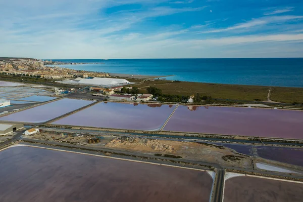 Santa Pola, Alicante, Costa Blanca, İspanya 'daki tuz fabrikasının havadan çekimi. Akdeniz kıyısındaki tuzlu pembe göller