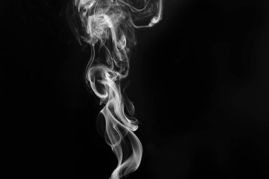 Siyah arkaplanda duman parçaları