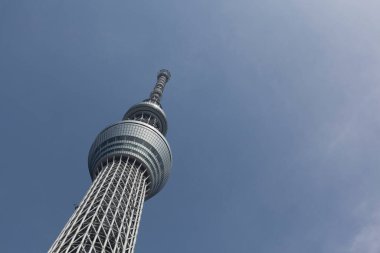 Tokyo, Japonya 'da mavi gökyüzü olan Tokyo Skytree manzarası.