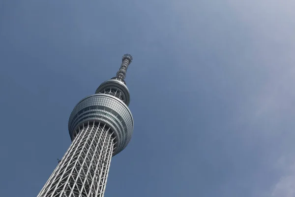 Tokyo, Japonya 'da mavi gökyüzü olan Tokyo Skytree manzarası.