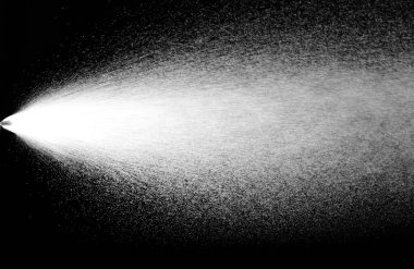Kara Arkaplan 'a karşı su püskürtme. Aerosol küçük su damlalarını püskürtür.