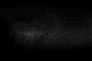 Kara Arkaplan 'a karşı su püskürtme. Aerosol küçük su damlalarını püskürtür.