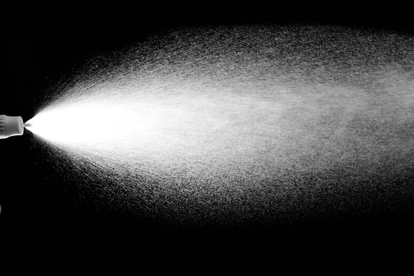 Kara Arkaplan 'a karşı su püskürtme. Aerosol küçük su damlalarını püskürtür.