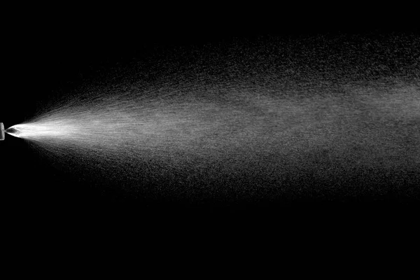 Kara Arkaplan 'a karşı su püskürtme. Aerosol küçük su damlalarını püskürtür.