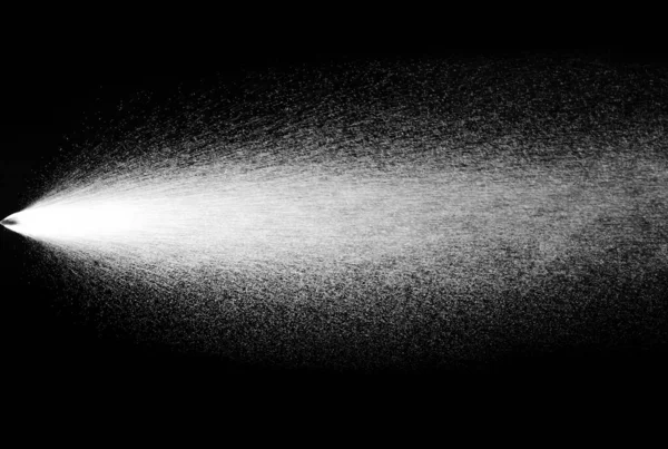 Kara Arkaplan 'a karşı su püskürtme. Aerosol küçük su damlalarını püskürtür.