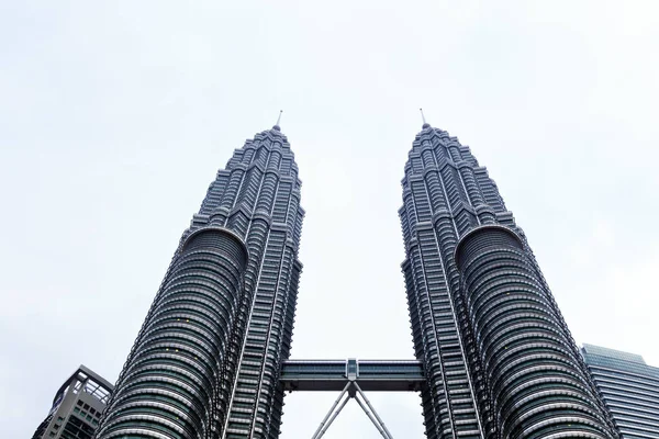 マレーシアのクアラルンプールにあるペトロナスツインタワーの眺め — ストック写真