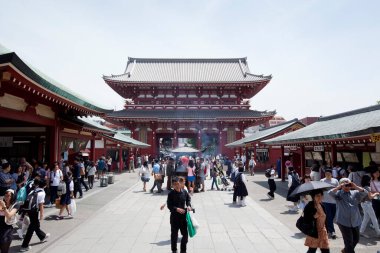 Asakusa bölgesindeki Senso-ji Budist Tapınağı 'nda birçok turist var. Senso-ji Tapınağı, Asakusa 'nın sembolü ve Japonya' nın en ünlü tapınaklarından biridir..