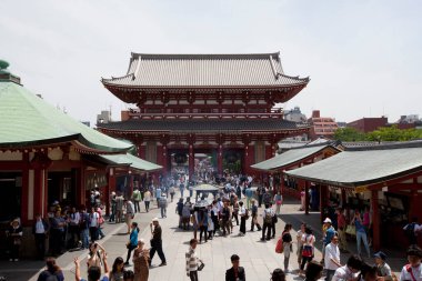 Asakusa bölgesindeki Senso-ji Budist Tapınağı 'nda birçok turist var. Senso-ji Tapınağı, Asakusa 'nın sembolü ve Japonya' nın en ünlü tapınaklarından biridir..