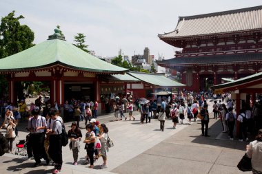 Asakusa bölgesindeki Senso-ji Budist Tapınağı 'nda birçok turist var. Senso-ji Tapınağı, Asakusa 'nın sembolü ve Japonya' nın en ünlü tapınaklarından biridir..