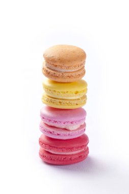 Beyaz arka planda izole edilmiş lezzetli bir badem kurabiyesi. Fransız tatlı kurabiyesi.