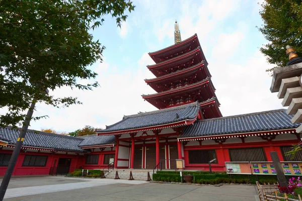 秋の木々の間の浅草寺の赤い古代の5階建ての塔の眺め日本 — ストック写真