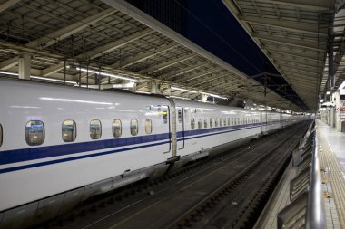 Tokyo, Japonya 'daki Tokyo tren istasyonunda Shinkansen mermi treni. Shinkansen, dört Japon Demiryolu şirketi tarafından işletilen dünyanın en işlek yüksek hızlı demiryolu şirketidir..