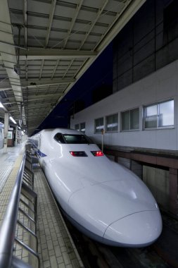 Tokyo, Japonya 'daki Tokyo tren istasyonunda Shinkansen mermi treni. Shinkansen, dört Japon Demiryolu şirketi tarafından işletilen dünyanın en işlek yüksek hızlı demiryolu şirketidir..