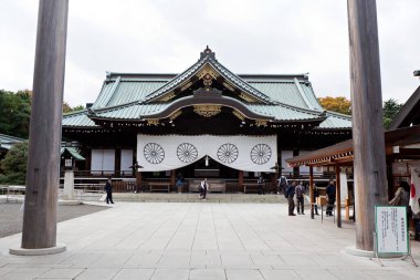 İnsanlar Tokyo 'daki Yasukuni Tapınağını ziyaret ediyor