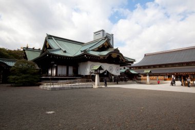 İnsanlar Tokyo 'daki Yasukuni Tapınağını ziyaret ediyor