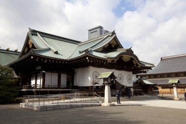 İnsanlar Tokyo 'daki Yasukuni Tapınağını ziyaret ediyor