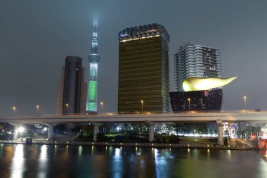 Tokyo Skytree 'li Sumida Nehri ve Tokyo, Japonya' daki Asahi Birası manzarası. 