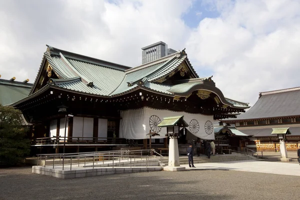 Nsanlar Tokyo Daki Yasukuni Tapınağını Ziyaret Ediyor — Stok fotoğraf