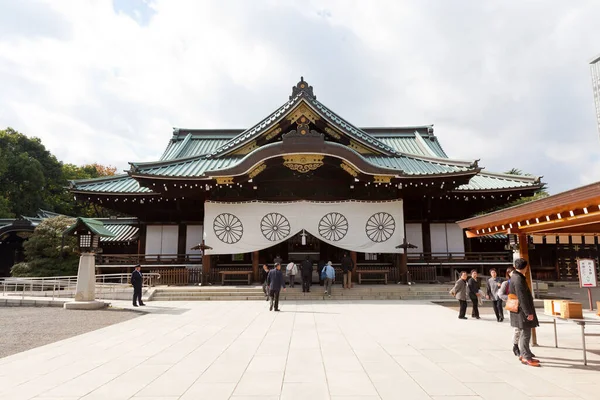 Люди Посещают Храм Ясукуни Токио — стоковое фото