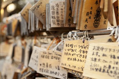 Meiji Tapınağı 'nda (Meiji Jingu) küçük tahta levhalar (dua kartları).)