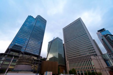 Tokyo İstasyon Meydanı manzarası, Tokyo, Japonya 'daki ofis binaları, yerel halk ve ziyaretçiler