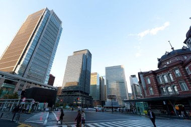 Tokyo İstasyon Meydanı manzarası, Tokyo, Japonya 'daki ofis binaları, yerel halk ve ziyaretçiler