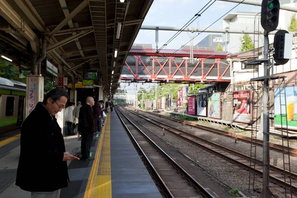 Деловой Человек Ждет Lines Станции Иидабаси Токио Япония — стоковое фото