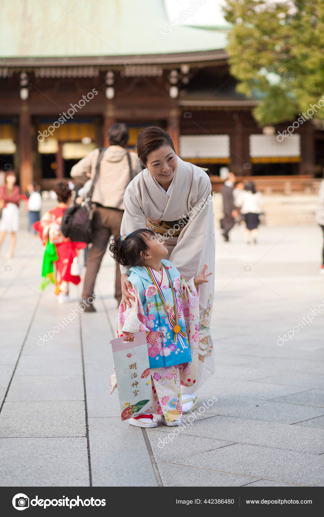 Femme Japonaise Kimono Pour Célébrer Une Cérémonie Mariage Typique  Sanctuaire — Photo éditoriale © bennnn@hotmail.com #442386480