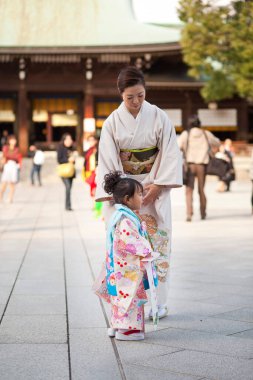 Meiji Jingu Tapınağı, Tokyo, Japonya 'da tipik bir düğün töreni için kimonolu Japon kadın.