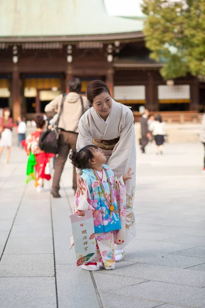 Meiji Jingu Tapınağı, Tokyo, Japonya 'da tipik bir düğün töreni için kimonolu Japon kadın.