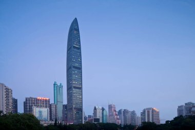 Kingkey Finans Merkezi (kk100) Shenzhen, Çin 'de gece vakti. 