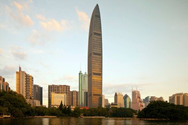 Kingkey Finans Merkezi (kk100) Shenzhen, Çin 'de gece vakti. 