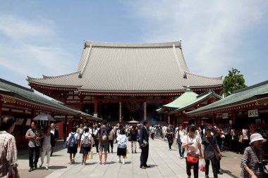Japonya 'daki Senso-ji Budist Templeaz' da birçok turist.