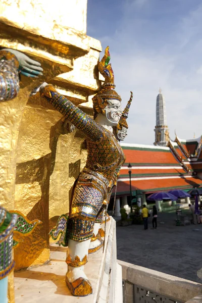 Patung Demon Guardian Melawan Langit Biru Wat Phra Kaew Kuil — Stok Foto