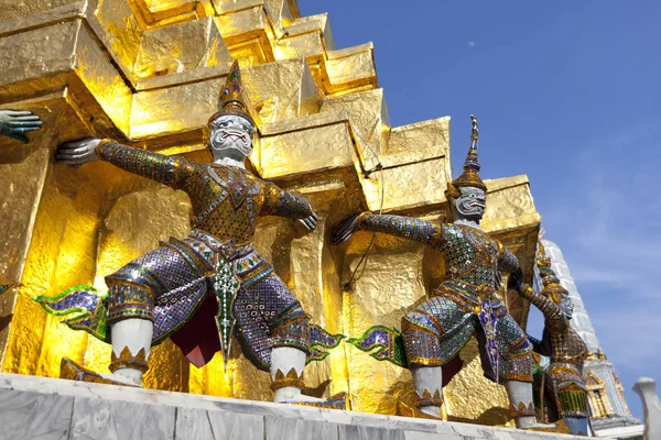 Patung Demon Guardian Melawan Langit Biru Wat Phra Kaew Kuil — Stok Foto