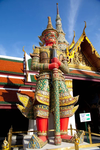 Patung Demon Guardian Melawan Langit Biru Wat Phra Kaew Kuil — Stok Foto