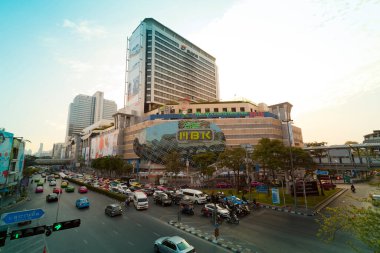 Rama I caddesinde trafik sıkışık. Bangkok, Tayland Pathumwan kavşağında.. 