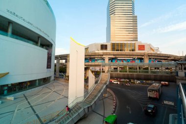 Rama I caddesinde trafik sıkışık. Bangkok, Tayland Pathumwan kavşağında.. 