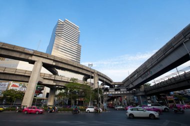 Rama I caddesinde trafik sıkışık. Bangkok, Tayland Pathumwan kavşağında.. 