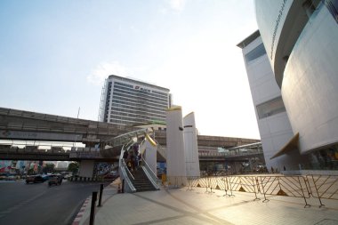 Rama I caddesinde trafik sıkışık. Bangkok, Tayland Pathumwan kavşağında.. 