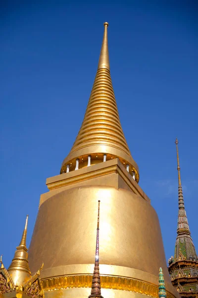 Pagoda Dorada Templo Del Buda Esmeralda Bangkok Tailandia —  Fotos de Stock