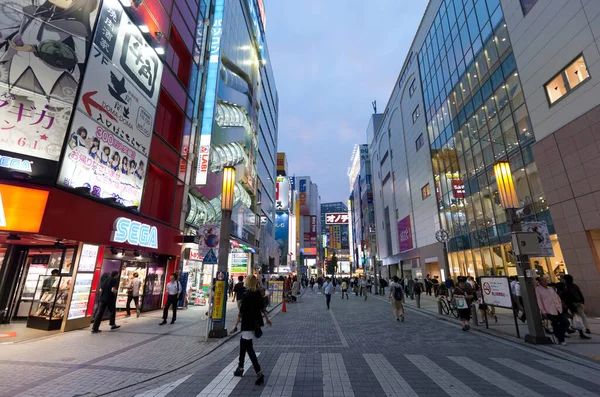 新宿のストリートライフ新宿は東京都新宿区にある特別な区です 行政の中心地である — ストック写真