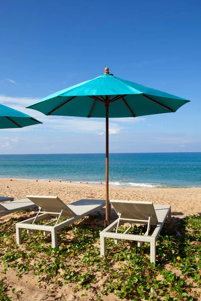 Spiaggia Turisti Sdraio Ombrelloni Sulla Sabbia Bianca — Foto Stock