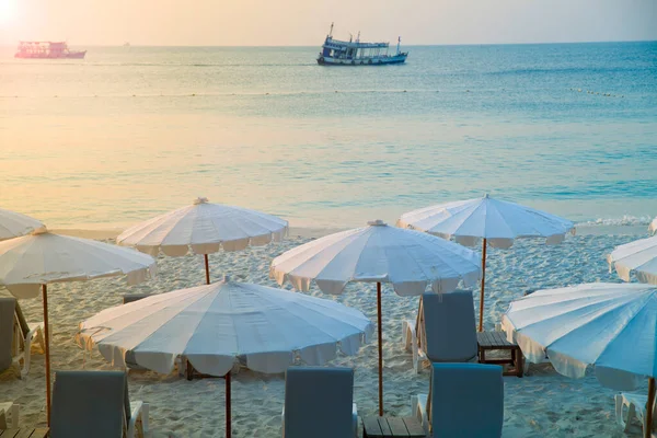 Lettini Vuoti Sotto Gli Ombrelloni Sullo Sfondo Della Spiaggia Serale — Foto Stock