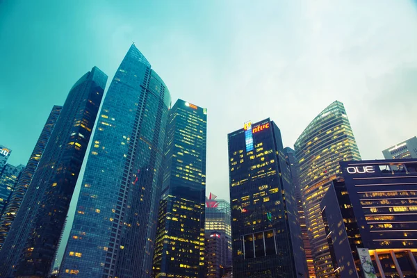 Вид Многие Современные Офисные Здания Ночью Сингапуре Сингапуре Сингапур Является — стоковое фото
