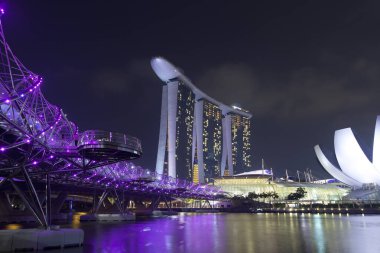 Singapur 'un Nightscape Marina Körfezi Kum ve Helix Köprüsü Singapur' da.
