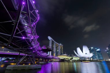 Singapur 'un Nightscape Marina Körfezi Kum ve Helix Köprüsü Singapur' da.