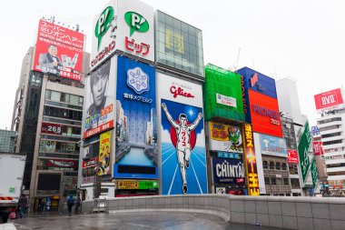 Glico Man, Dontonbori, Namba, Osaka, Japonya 'da hafif reklam panoları ve diğer ışık gösterileri. 