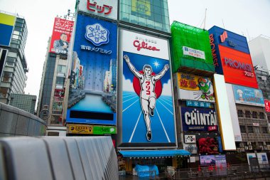 Glico Man, Dontonbori, Namba, Osaka, Japonya 'da hafif reklam panoları ve diğer ışık gösterileri. 