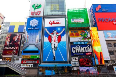 Glico Man, Dontonbori, Namba, Osaka, Japonya 'da hafif reklam panoları ve diğer ışık gösterileri. 